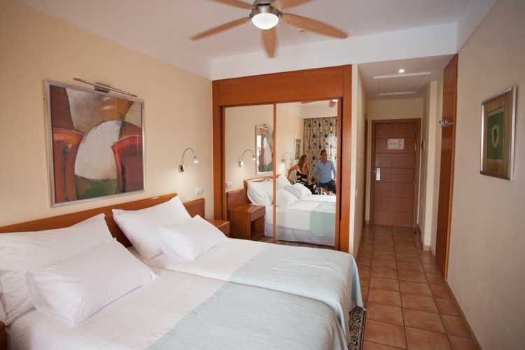 Doppelzimmer comfort plus mit poolblick für 2 erwachsene + 1 kind + transfer coral cotillo beach hotel el cotillo Doppelzimmer comfort plus mit poolblick für 2 erwachsene + 1 kind + transfer coral cotillo beach hotel el cotillo