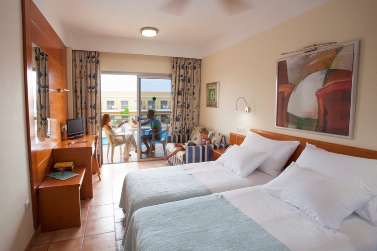 Doppelzimmer comfort plus mit poolblick für 2 erwachsene + 1 kind + transfer coral cotillo beach hotel el cotillo Doppelzimmer comfort plus mit poolblick für 2 erwachsene + 1 kind + transfer coral cotillo beach hotel el cotillo